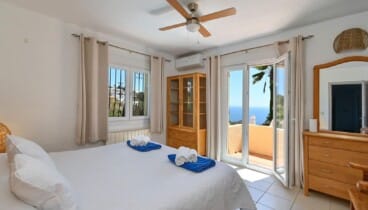 Dormitorio principal con aire acondicionado en Villa Cala Serena