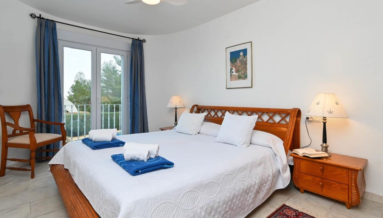 Dormitorio principal con ambiente tranquilo