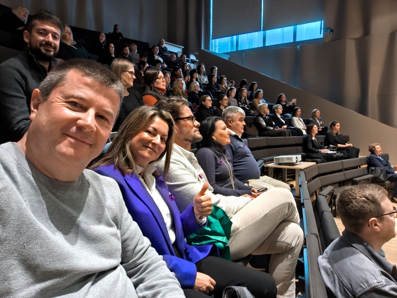 El equipo de UNED Dénia posa durante la conferencia final del proyecto en Saldus
