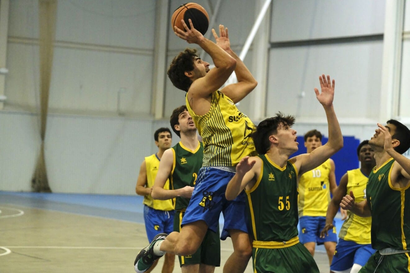 El jugador Daniel Pérez del DBC SUMA Senior Masculino ante el Sueca