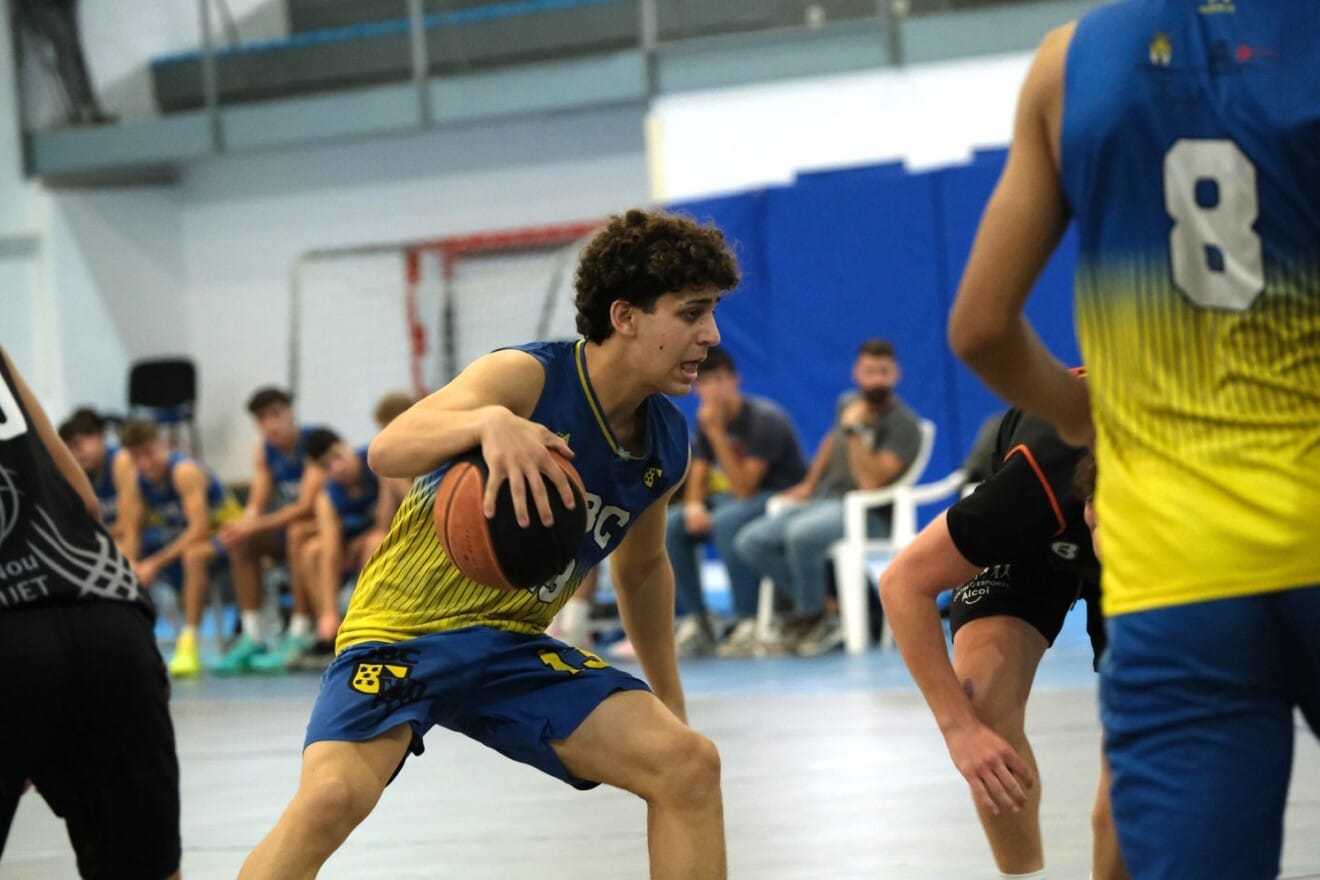 El jugador Gorka Grosman del DBC Junior Masculino ante el Benidorm