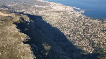 El Montgó desde el aire (archivo)