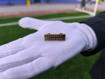 El sello conmemorativo entregado en homenaje por la colaboración tras la DANA