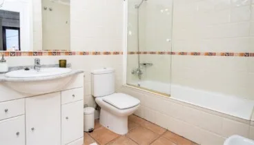 Estancias cómodas en Denia con baños modernos funcionales