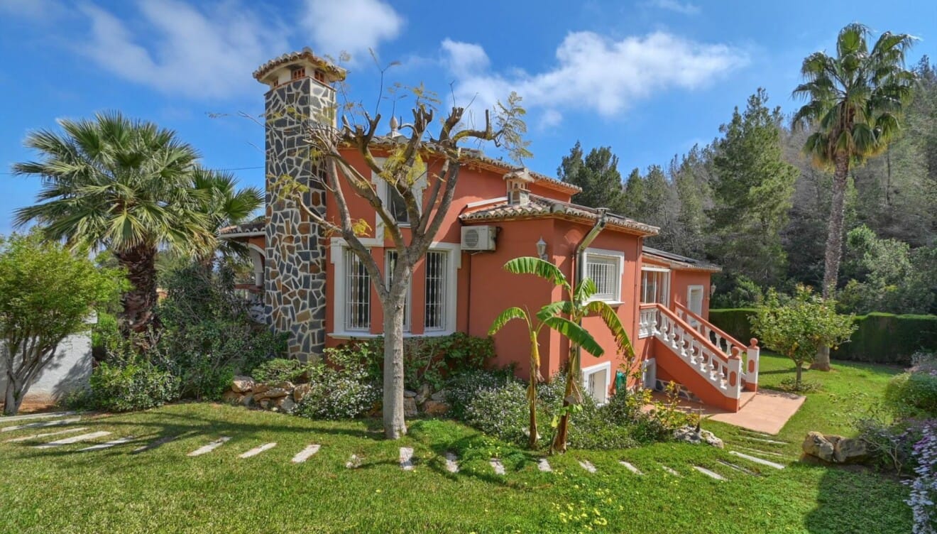 Exterior de Villa Serena con vistas abiertas