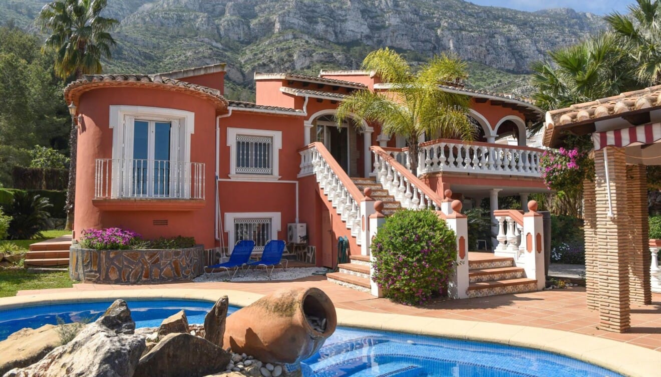Fachada de la villa junto a la piscina privada