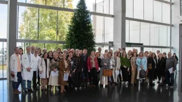 foto de familia en el hospital de denia con los profesionales jubilados del departamento de salud de denia en 2024 y 2025