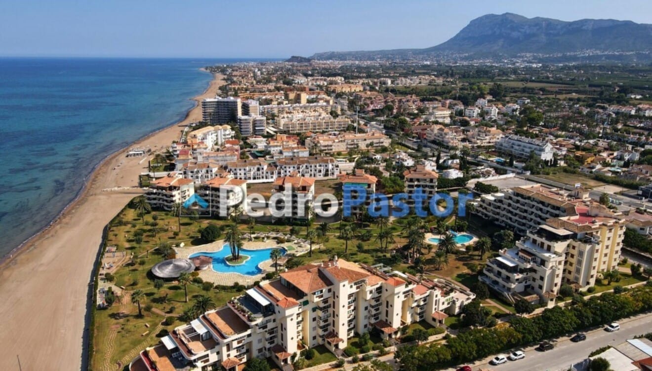 Inmobiliaria con atención personalizada y oficinas junto a la playa