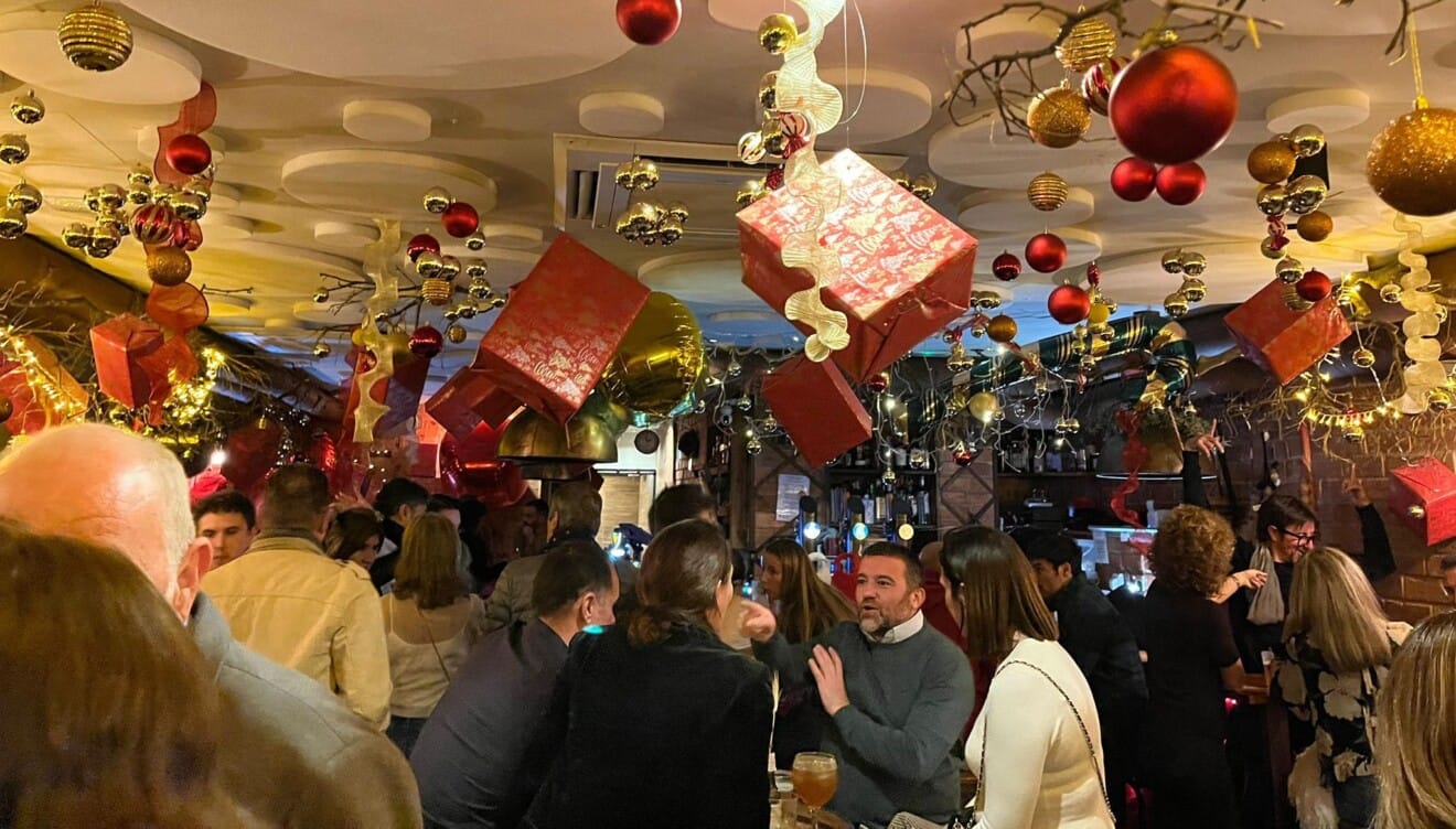 Ironía Bar se llena de espíritu navideño y buen ambiente