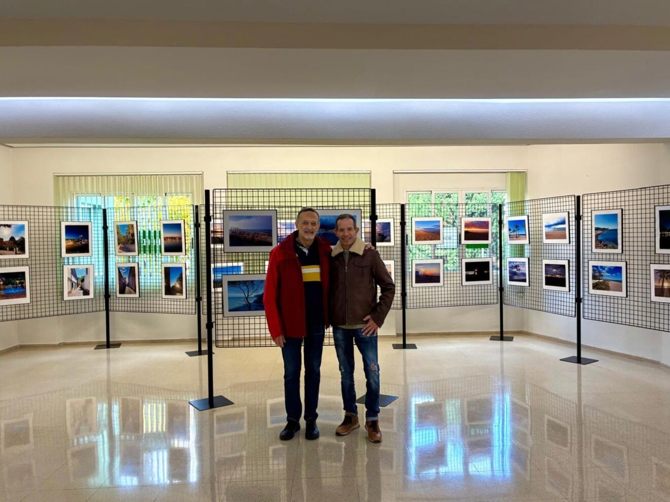 Jaime Sendra muestra la exposición al catedrático de la UNED, Rafael Junquera d’Estefani
