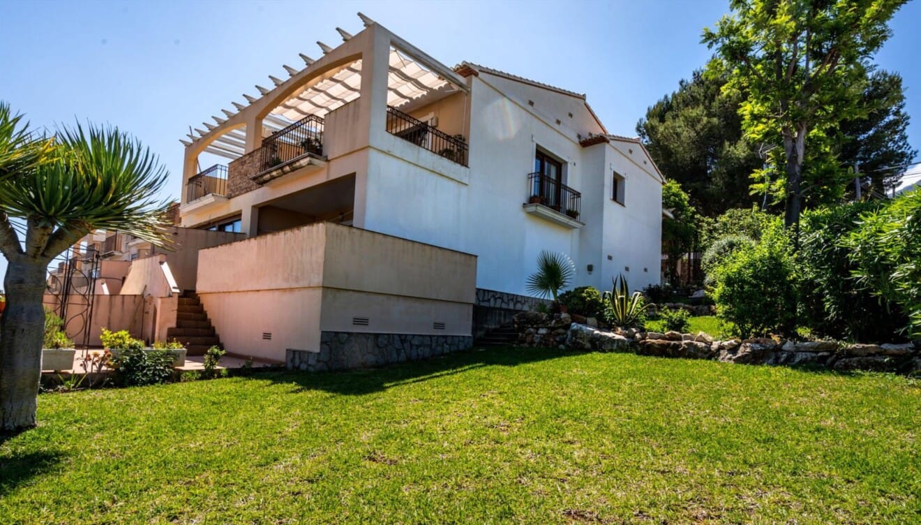 Jardín privado con zona de relax y seguridad para niños en Denia