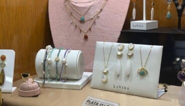 Joyas de la colección LaVida con colores vibrantes y diseño actual