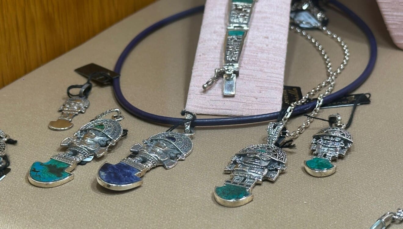 Joyería peruana artesanal con acabados tradicionales y culturales
