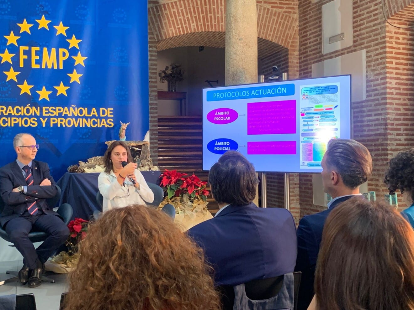 La concejala explicando el programa de éxito escolar