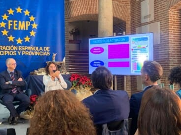 La concejala explicando el programa de éxito escolar