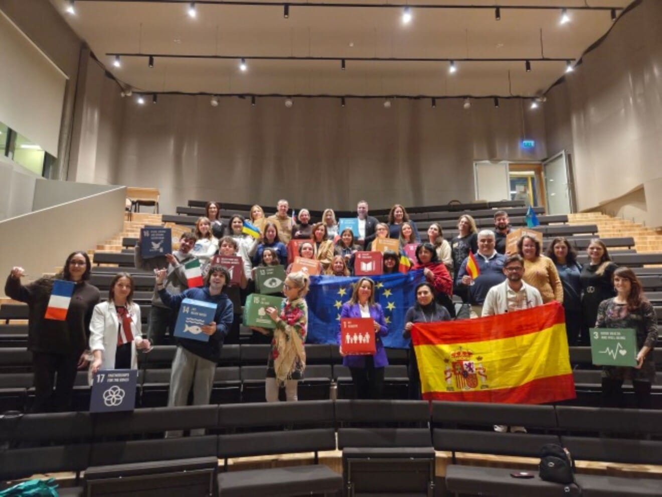 Las delegaciones internacionales participantes en el encuentro final del proyecto europeo en Saldus (Letonia)