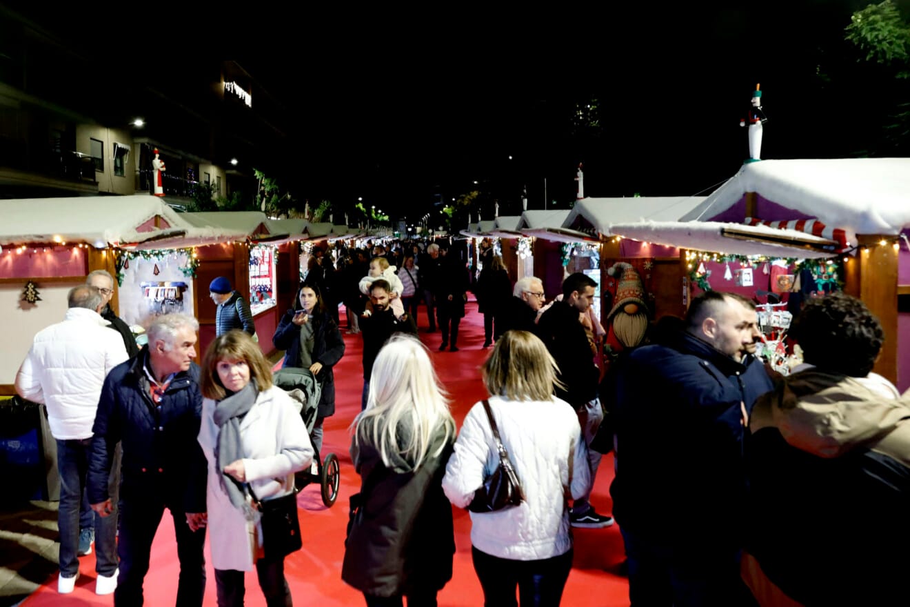 Ambiente en el primer día del Mercat de Nadal de Dénia