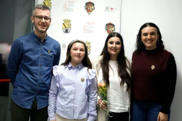 Mireia Asuncion Malonda met de president van de JLF en de Fallas-koninginnen van Denia