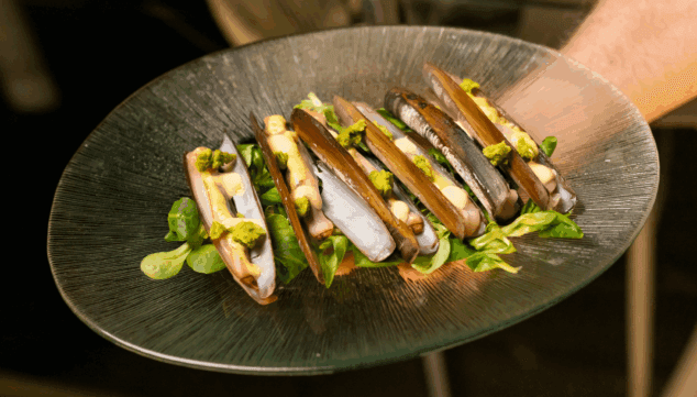 navajas a la brasa con toque citrico y sriracha artesanal