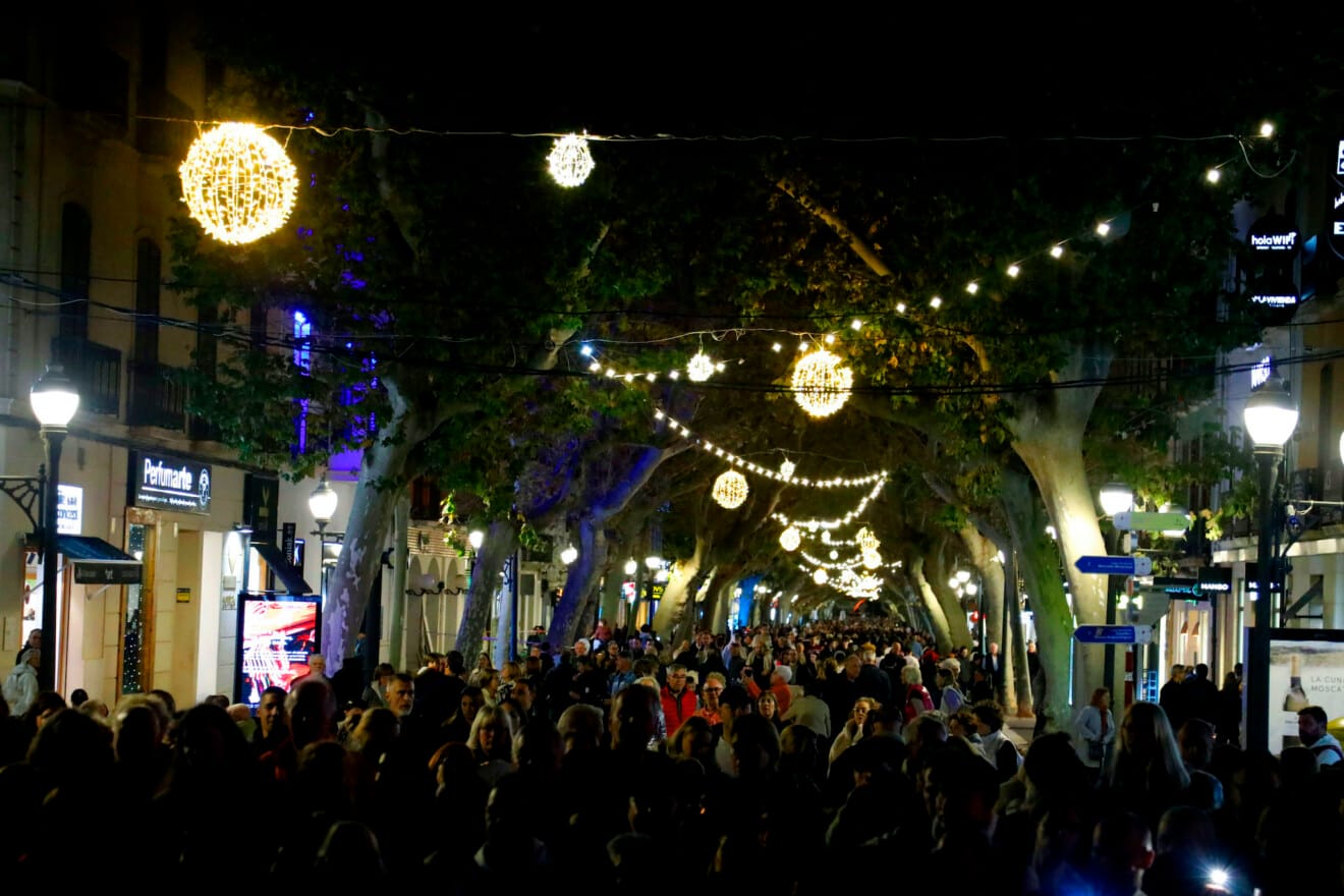 Las calles se empiezan a llenar durante las primeras horas de la Nit de la Llum