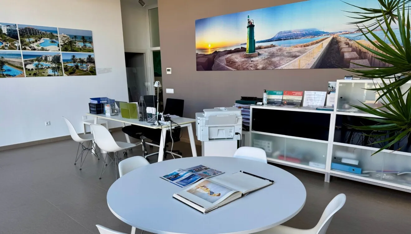 Oficinas de Pedro Pastor Inmobiliaria junto al mar