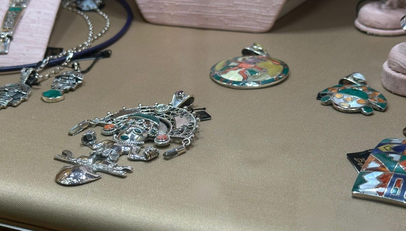 Piezas de inspiración peruana en plata y oro con identidad propia