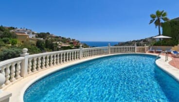 Piscina exterior con vistas al Mediterráneo en Villa Cala Serena