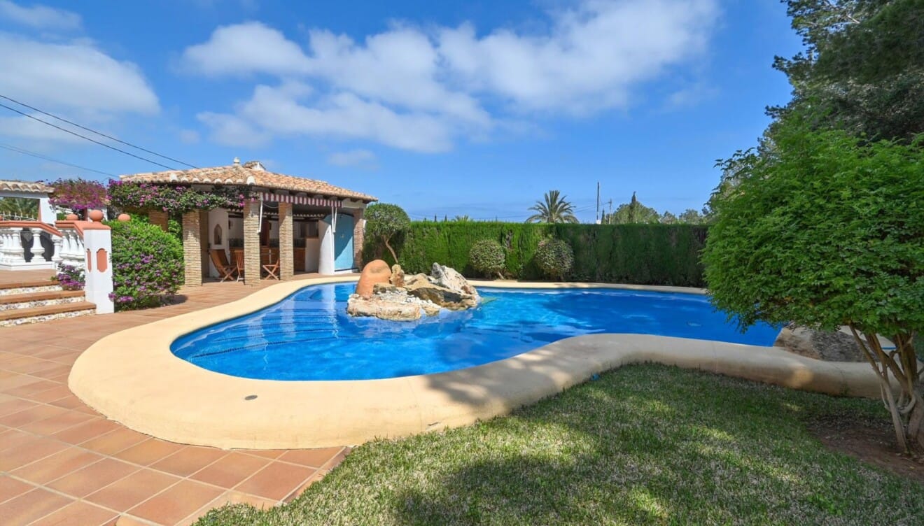 Piscina privada rodeada de naturaleza