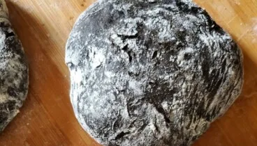 Pizza negra con carbón activado