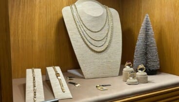 Regalos navideños en joyería con detalles elegantes y significativos