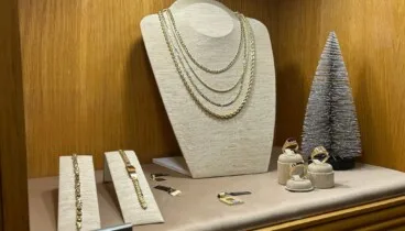 Regalos navideños en joyería con detalles elegantes y significativos