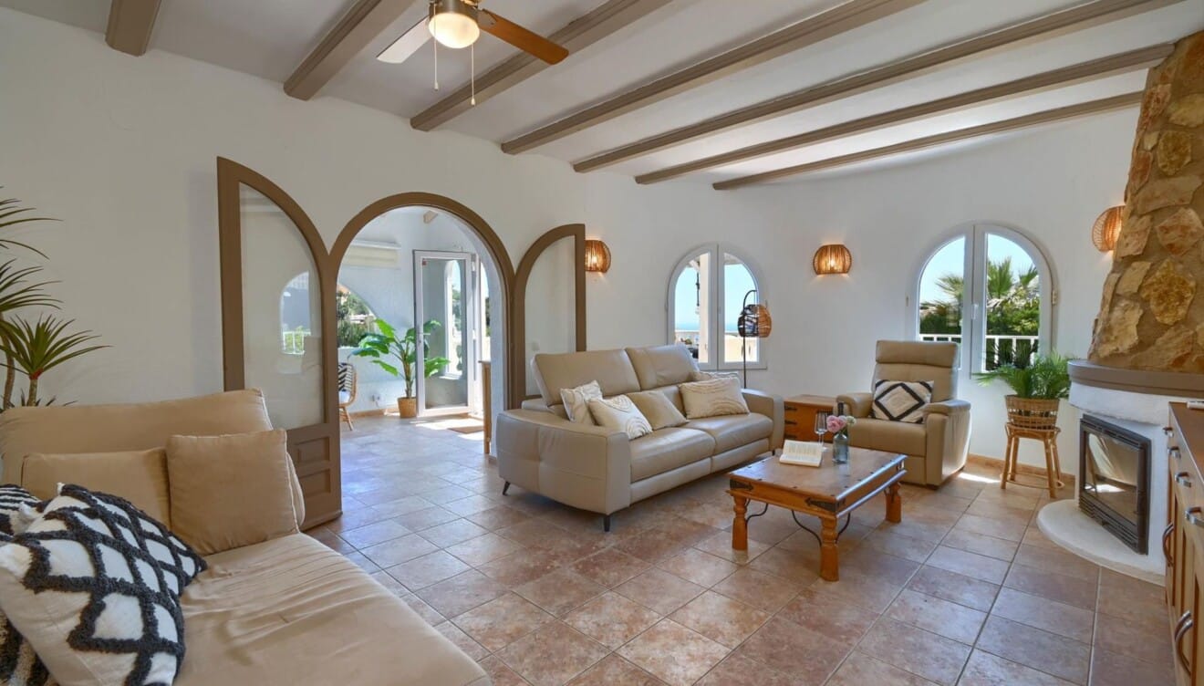 Salón principal luminoso en Villa Cala Serena