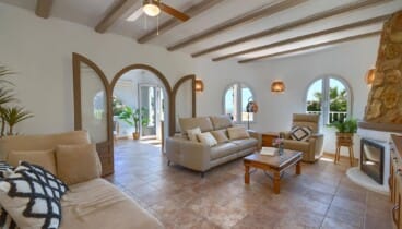 Salón principal luminoso en Villa Cala Serena