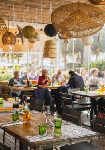 Terraza con vistas y espacios interiores para cada momento en Basta