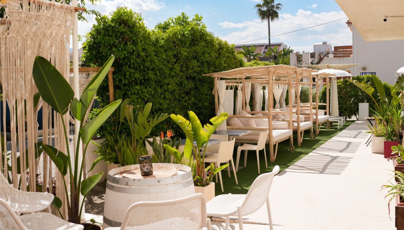 Un jardín acogedor que invita a desconectar en total tranquilidad