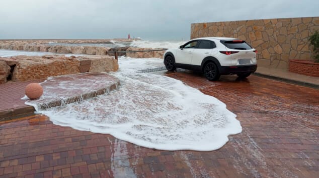 vehiculo estacionado frente al temporal de mar en denia