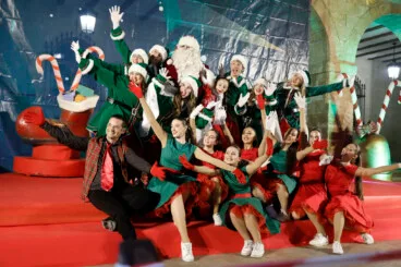 Papá Noel y su comitiva en los bajos del ayuntamiento de Dénia