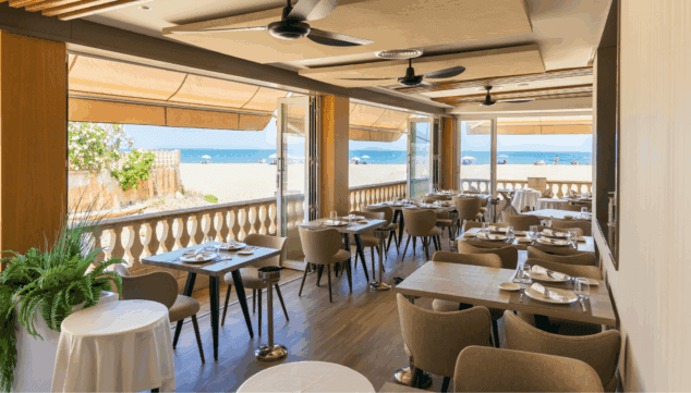 vista interior del restaurante estanyo junto al mediterraneo