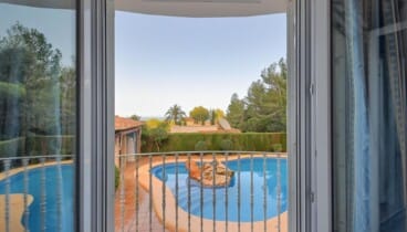 Vistas a la piscina desde el interior de la villa
