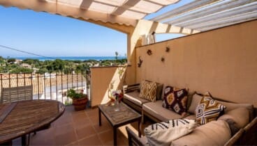 Vivienda con estacionamiento privado para dos coches en recinto cerrado