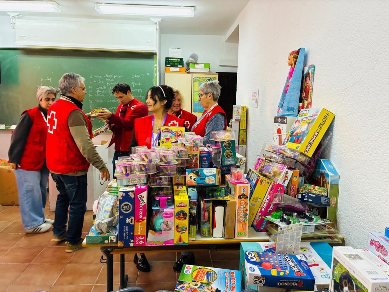 Voluntariado de Cruz Roja Dénia y Ondara realizando la clasificación de los juguetes donados por franjas de edad