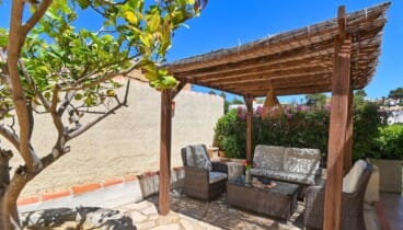 Zona de comedor exterior con vistas abiertas en Villa Cala Serena