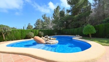 Zona de piscina ideal para relajarse bajo el sol