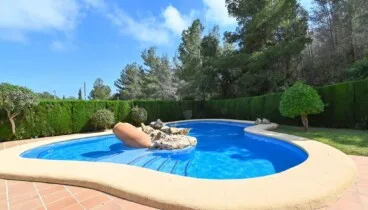 Zona de piscina ideal para relajarse bajo el sol