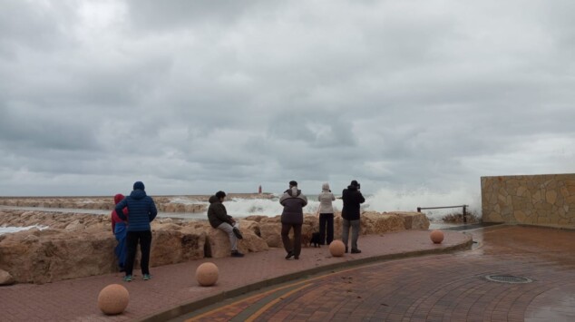 Imágenes de una Dénia vacía en Navidad por el aviso naranja en la comarca 5 algunas personas se acercaron a las rocas para observar el estado de la mar