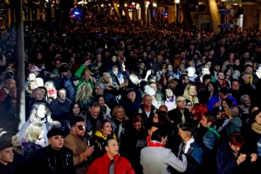 Ambiente festivo en la Nochevieja celebrada en la Glorieta del País Valencià de Dénia (11)