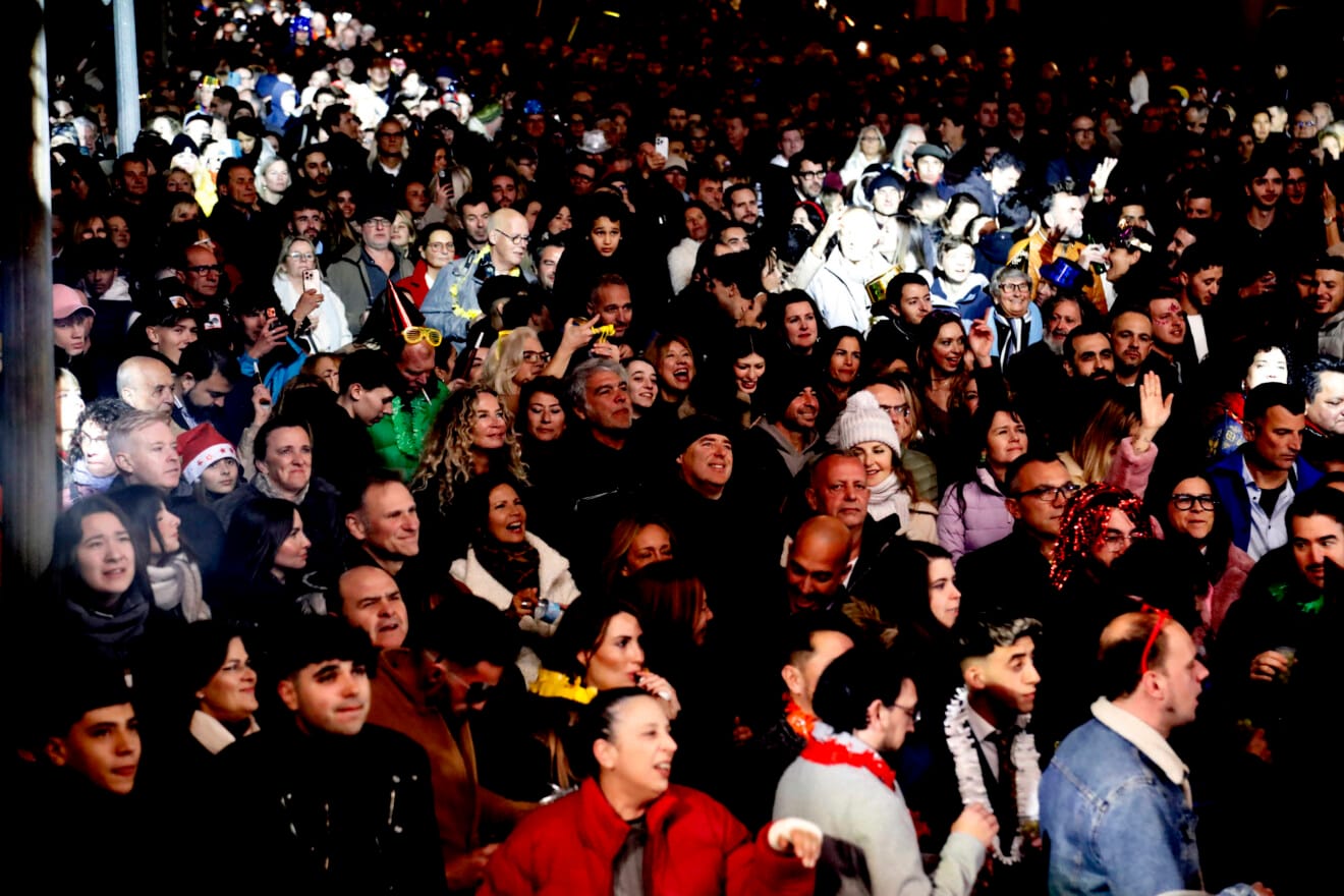 Ambiente festivo en la Nochevieja celebrada en la Glorieta del País Valencià de Dénia (12)
