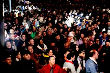 Ambiente festivo en la Nochevieja celebrada en la Glorieta del País Valencià de Dénia (12)