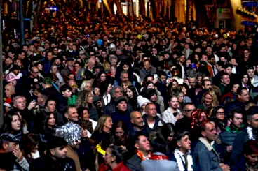 Ambiente festivo en la Nochevieja celebrada en la Glorieta del País Valencià de Dénia (13)
