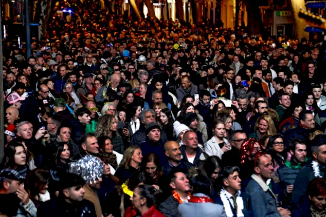 ambiente festivo en la nochevieja celebrada en la glorieta del pais valencia de denia 13